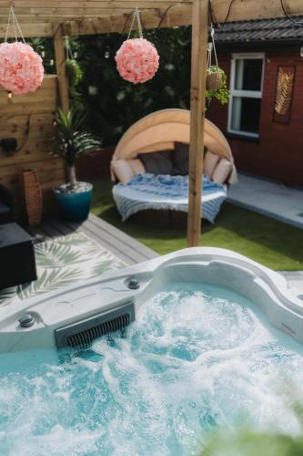 Cosy Hot Tub Getaway Bungalow in Armagh