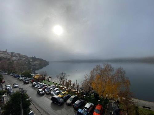 CL μπροστά στην λιμνη