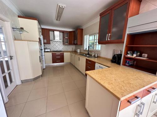 Oceans house - Pool, Sauna, 26 Sleeps, 7m to beach in Carcavelos