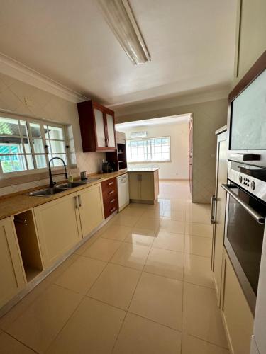 Oceans house - Pool, Sauna, 26 Sleeps, 7m to beach in Carcavelos