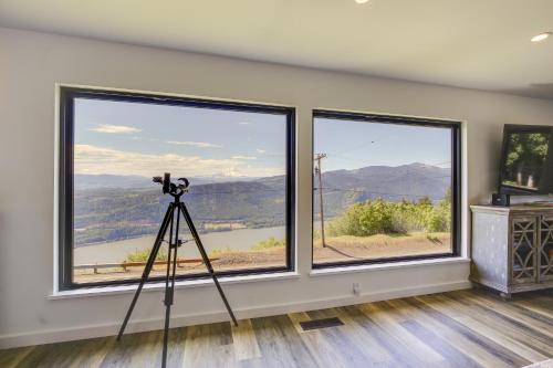 Modern Underwood Home with Deck and Mt Hood Views