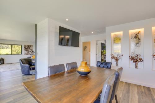 Modern Underwood Home with Deck and Mt Hood Views - image 12
