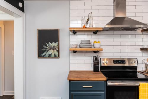 Stylish 2BR 1 Mile From Downtown And The Aquarium in Pittsburgh