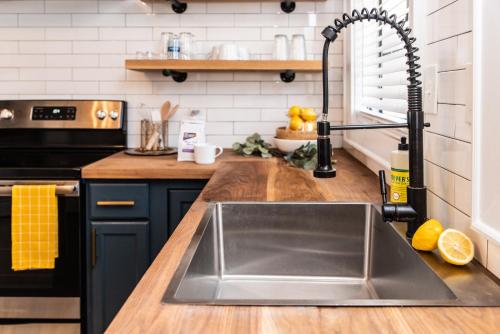 Stylish 2BR 1 Mile From Downtown And The Aquarium in Pittsburgh