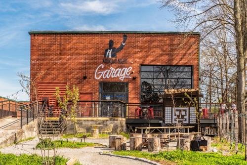 Stylish 2BR 1 Mile From Downtown And The Aquarium in Pittsburgh