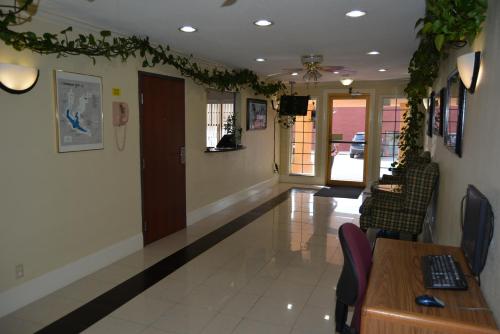 Super 8 by Wyndham Sulphur