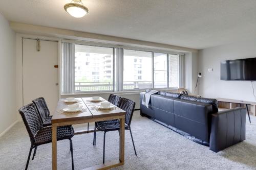 Spectacular 2/2 Apt @Crystal City With Gym in Arlington, USA