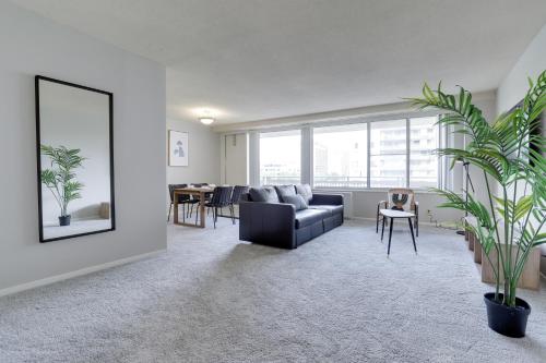 Spectacular 2/2 Apt @Crystal City With Gym in Arlington, USA