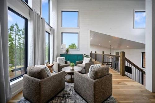 NEW, Luxe, A+Location, Sleeps up to 24, Great View! in Broken Bow, USA