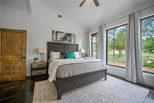 NEW, Luxe, A+Location, Sleeps up to 24, Great View! in Broken Bow, USA