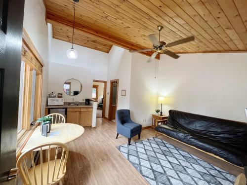 Cabin Suite - Accommodation - Woodland Park