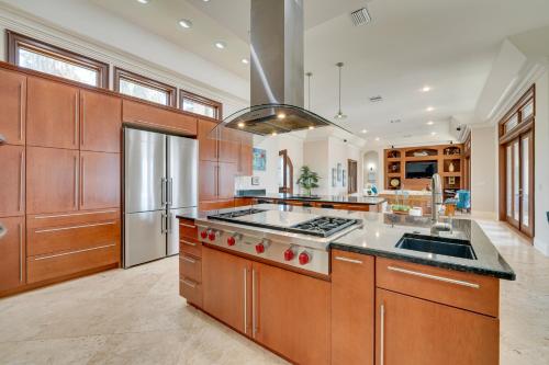 Groveland Home with Pool Luxurious Lakefront Oasis! in โฮเวย์ อิน เดอะ ฮิลส์ (FL)