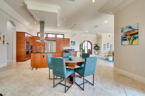 Groveland Home with Pool Luxurious Lakefront Oasis! in โฮเวย์ อิน เดอะ ฮิลส์ (FL)