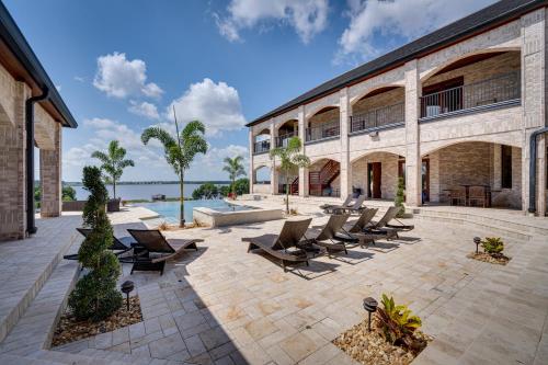 Groveland Home with Pool Luxurious Lakefront Oasis! in 豪伊在丘(FL)
