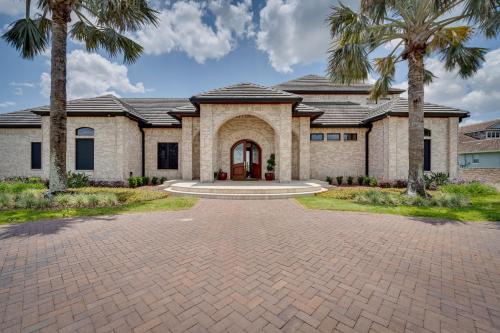 Groveland Home with Pool Luxurious Lakefront Oasis! in 豪伊在丘(FL)