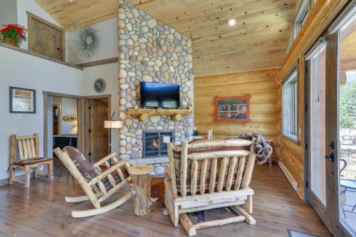 Cozy Riverfront Cabin about 1 Mi To Buena Vista in Buena Vista, USA