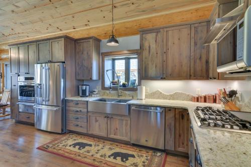 Cozy Riverfront Cabin about 1 Mi To Buena Vista in Buena Vista, USA