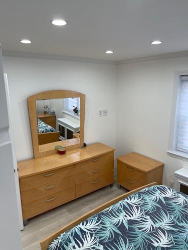 Renovated Jacuzzi Tub Home NYC-LGA-JFK Washer-Dryer in Kew Gardens, USA