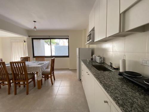 Excepcional apartamento, con patio cochera y parrilla en el centro