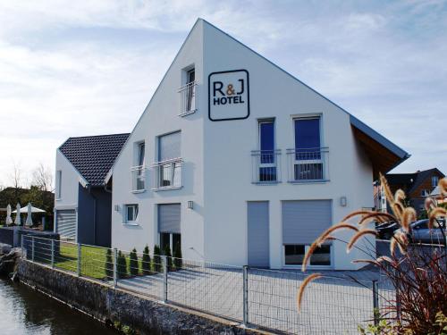 R & J Hotel - image 8