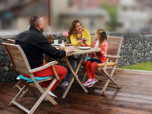 R & J Hotel - image 4