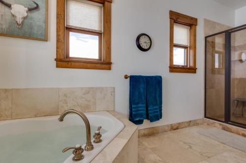 Alpine Airspace by KABINO Airpark Foosball Garage Satellite in 傑克遜洞穴 (WY)