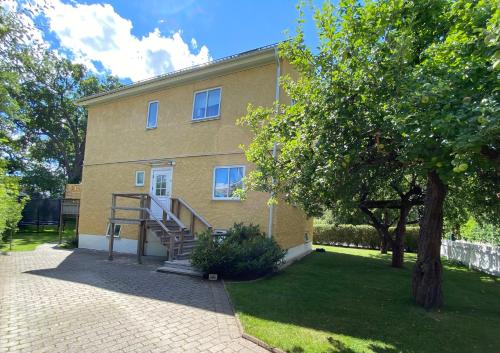 Exterior view, Lower floor of 50 sqm in nice villa with parking in Skärholmen / Kungens Kurva