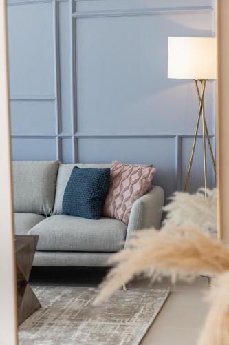 Apartment with Burj Khalifa and Water View in Creek Harbour - image 2