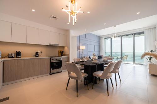 Apartment with Burj Khalifa and Water View in Creek Harbour - image 5