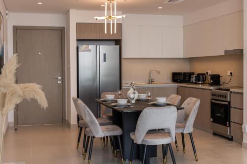 Apartment with Burj Khalifa and Water View in Creek Harbour - image 8