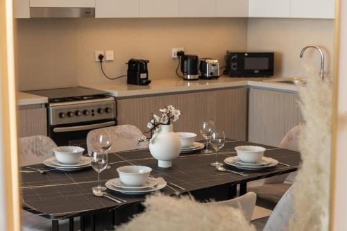 Apartment with Burj Khalifa and Water View in Creek Harbour - image 9