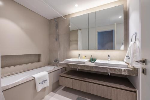 Apartment with Burj Khalifa and Water View in Creek Harbour - image 8