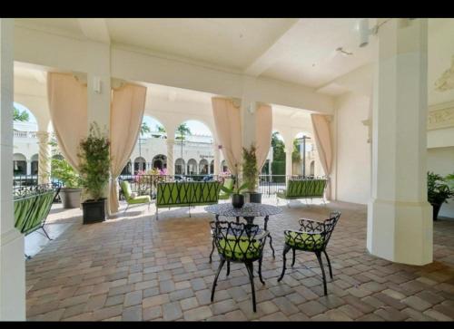 Tropical Elegant Palm Beach 2 Bedroom 2 Bathroom Suite - image 10