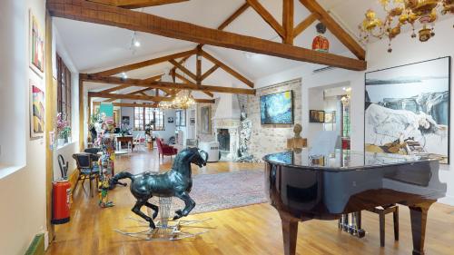 A szálláshely kívülről, Besharat Gallery & Museum in Barbizon