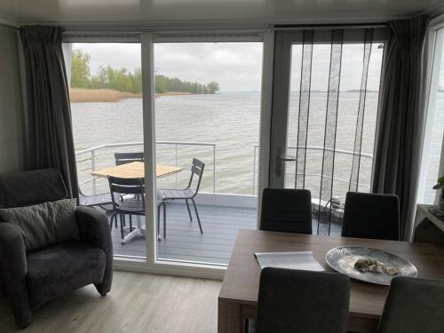  Houseboot Kingfisher, lake view, Pension in Biddinghuizen bei Dronten