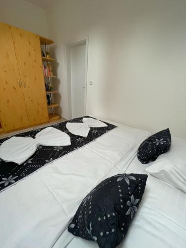 1 queen bed, 1 sofa bed
