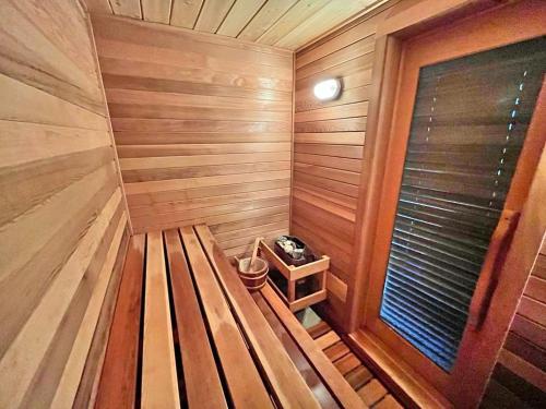 Waterfront Private Apartment, 5 minutes from LLBean! thumb 4