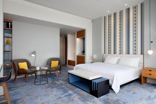 Suite, junior, lounge access