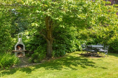 Luccombe Villa Holiday Apartments - image 3