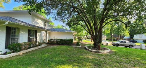 Large Southern Home with Swimming Pool, 5 king bed