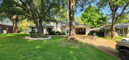 Large Southern Home with Swimming Pool, 5 king bed