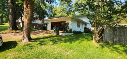 Large Southern Home with Swimming Pool, 5 king bed