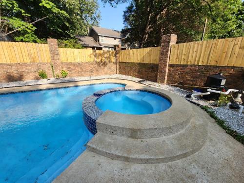 Large Southern Home with Swimming Pool, 5 king bed