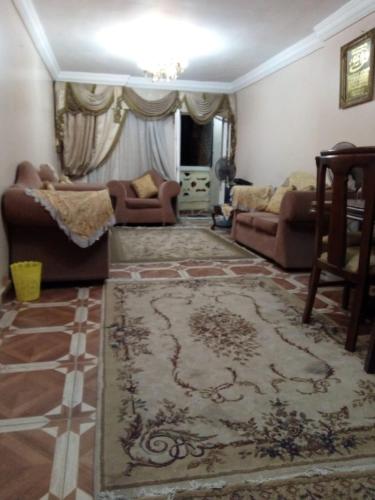 شقق هوليداي شقة لك بالكامل ثلاث غرف و حمام و مطبخ و انتريه و شرفة