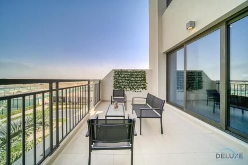 Sleek Studio at UNA Town Square Dubailand by Deluxe Holiday Homes, Дубай (фото 8)