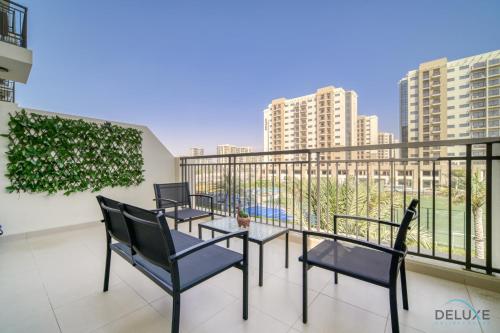 Sleek Studio at UNA Town Square Dubailand by Deluxe Holiday Homes, Дубай (фото 10)