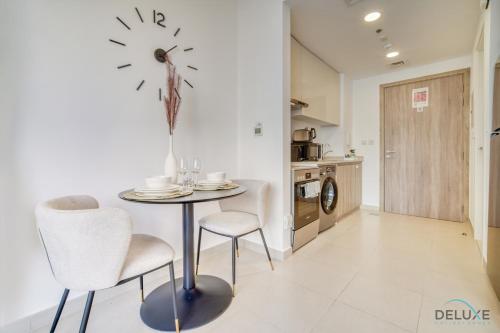 Sleek Studio at UNA Town Square Dubailand by Deluxe Holiday Homes, Дубай (фото 6)