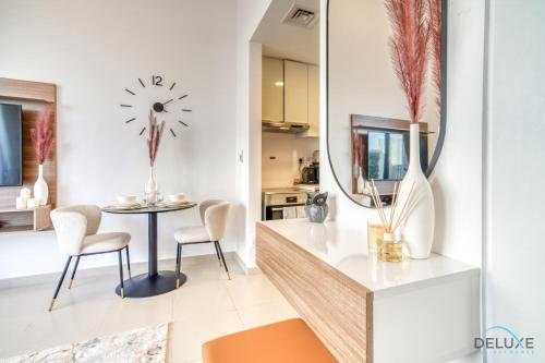 Sleek Studio at UNA Town Square Dubailand by Deluxe Holiday Homes, Дубай (фото 7)