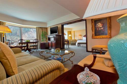 Club Suite, Club lounge access, 1 Bedroom Larger Suite, King