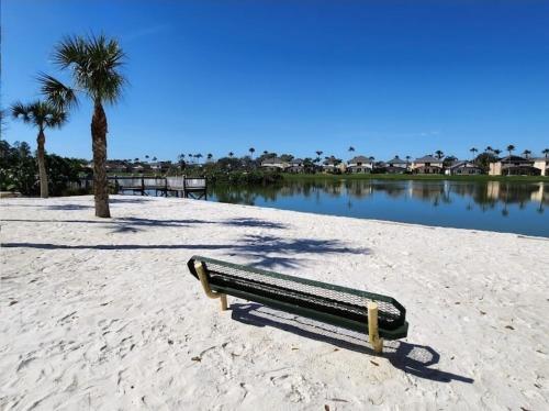 Fabulous, Quiet Family Resort Vacation Home, South Facing Pool, at Lake Berkley Resort, Near Disney, SeaWorld